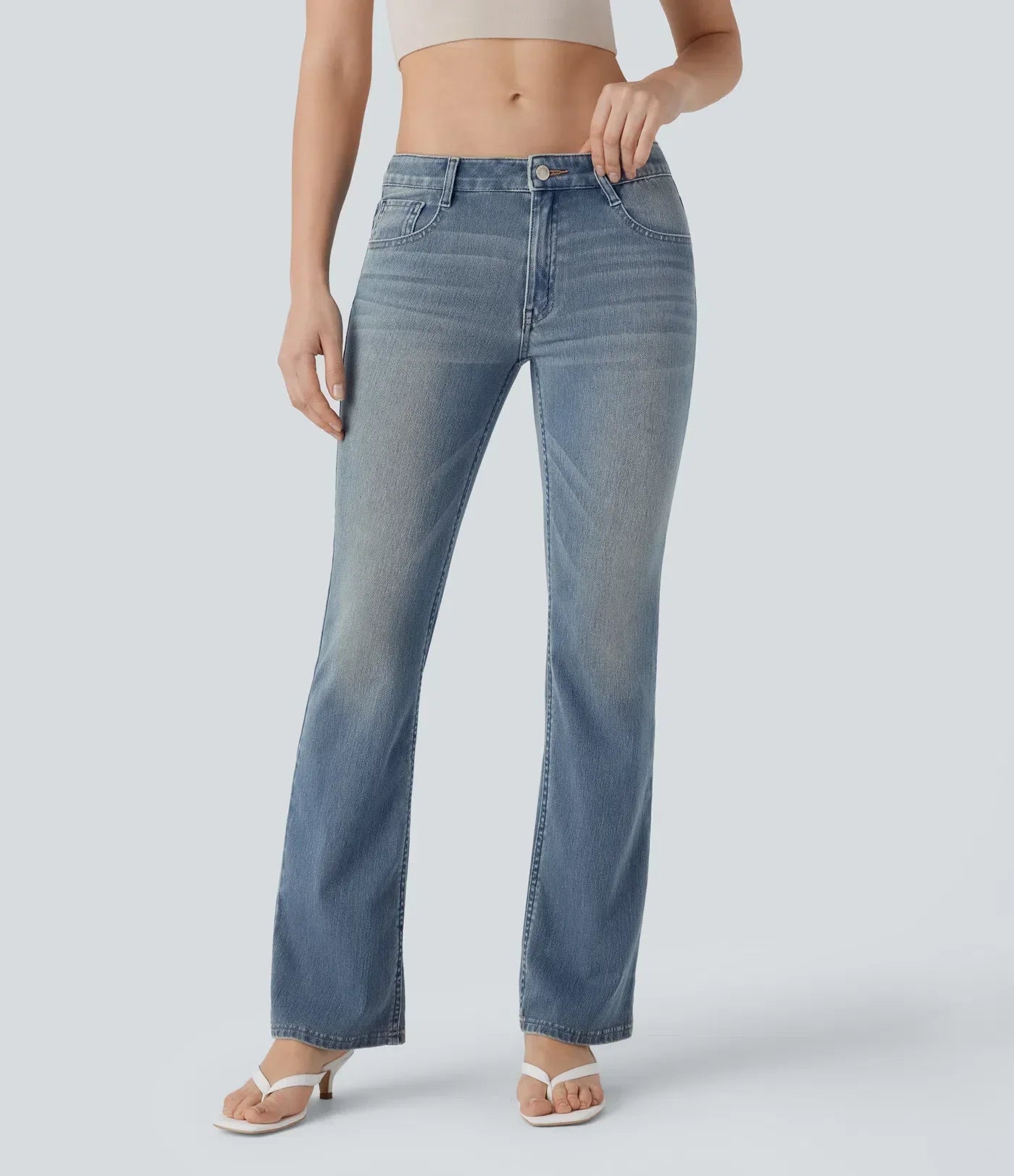 ColaFlex™ Denim Low - Jean évasé décontracté délavé en denim extensible, taille basse et poches multiples.